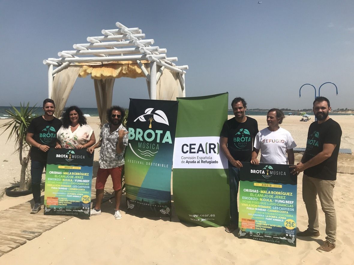 De izquierda a derecha: Javier Selvático (Brota Música), Laura Almisas (Ayto. de Rota), Canijo de Jerez, Miki Gutiérrez (Brota Música), José Carlos Cabrera (CEAR) y Rafael Gómez (Brota Música), durante la presentación del festival. FOTO: BROTA MÚSICA.