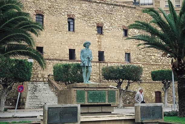 Estatua de Franco, en Melilla, antes de ser retirada.