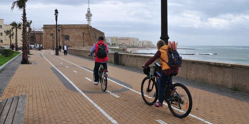 Ciclistas en los itinerarios de Cádiz capital, en una imagen de archivo.