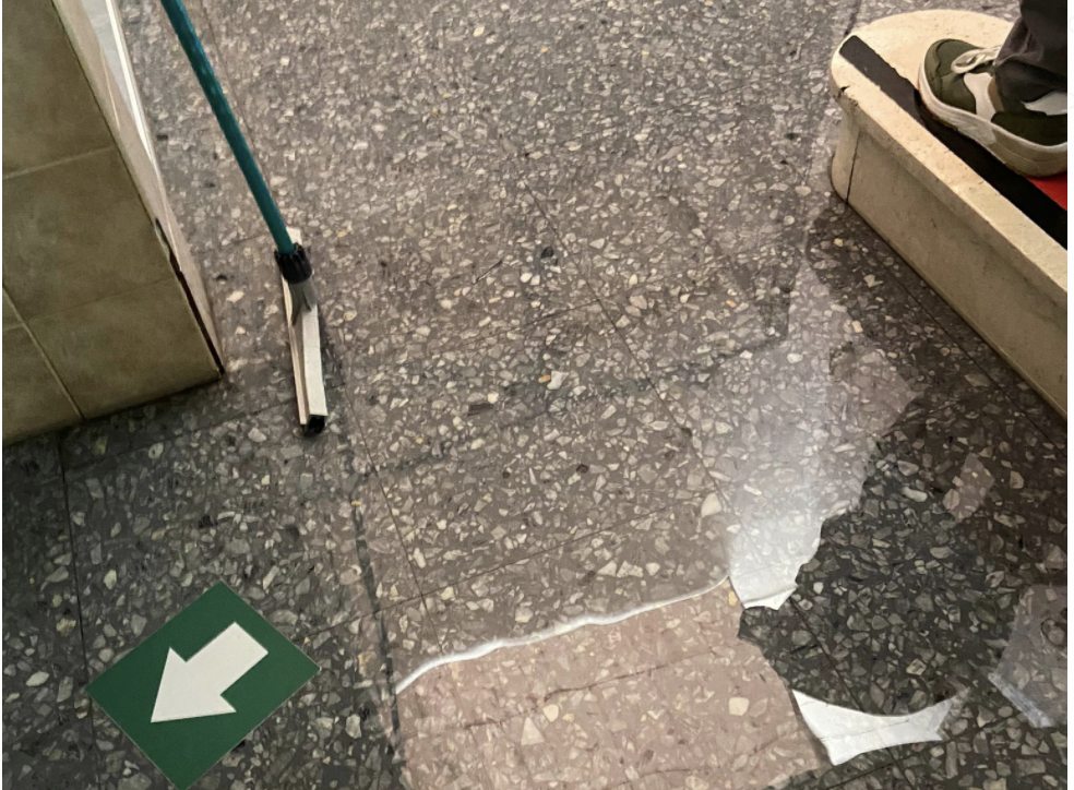 Amanece anegado el centro de salud de Madre de Dios en Jerez. LAVOZDELSUR.ES