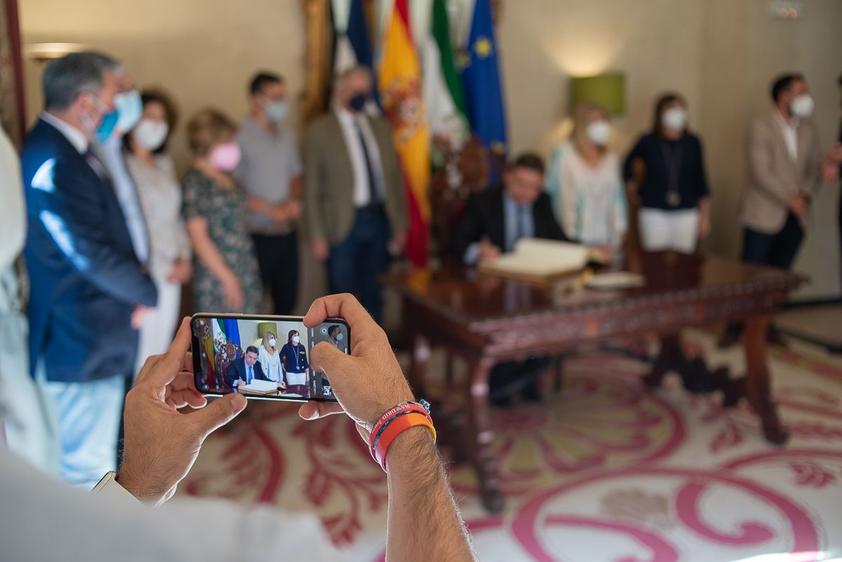 Un momento de la visita del ministro Planas al Ayuntamiento de Jerez, justo cuando firmaba en el libro de honor de la ciudad.