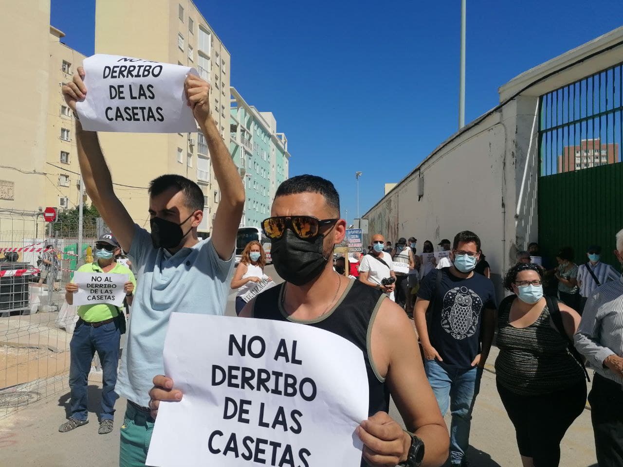 El parlamentario José Ignacio García, durante la concentración contra el derribo de La Casería.