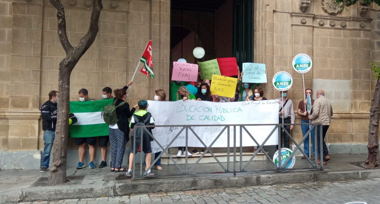 Concentración en el CEIP Miguel de Cervantes contra el cierre de líneas.