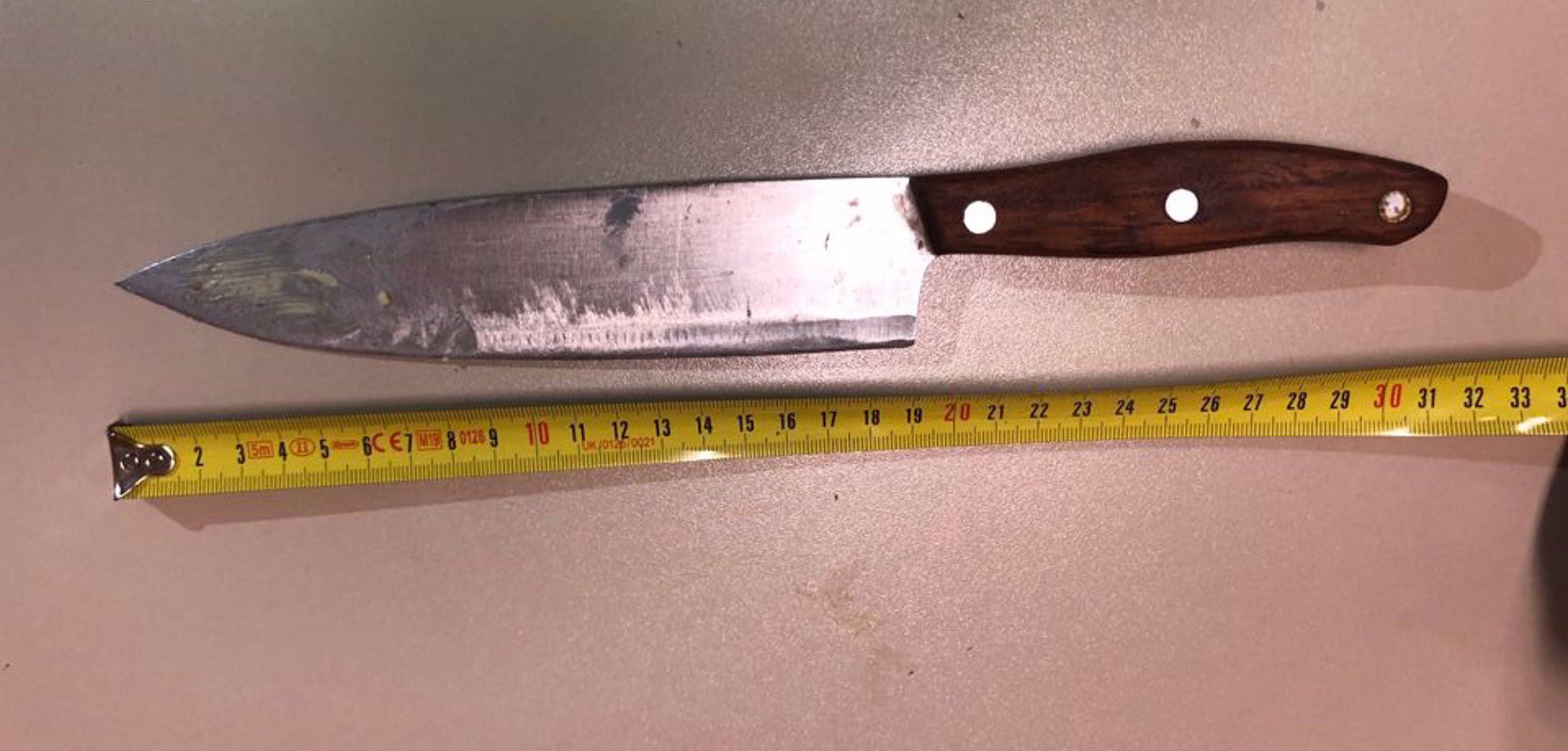 Detenido por atrincherarse en un piso y abrir el gas mientras lanzaba objetos y amenazaba a vecinos.