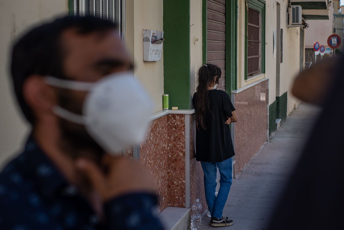 Una familia, tras ser víctima de desahucios, hace unos días.