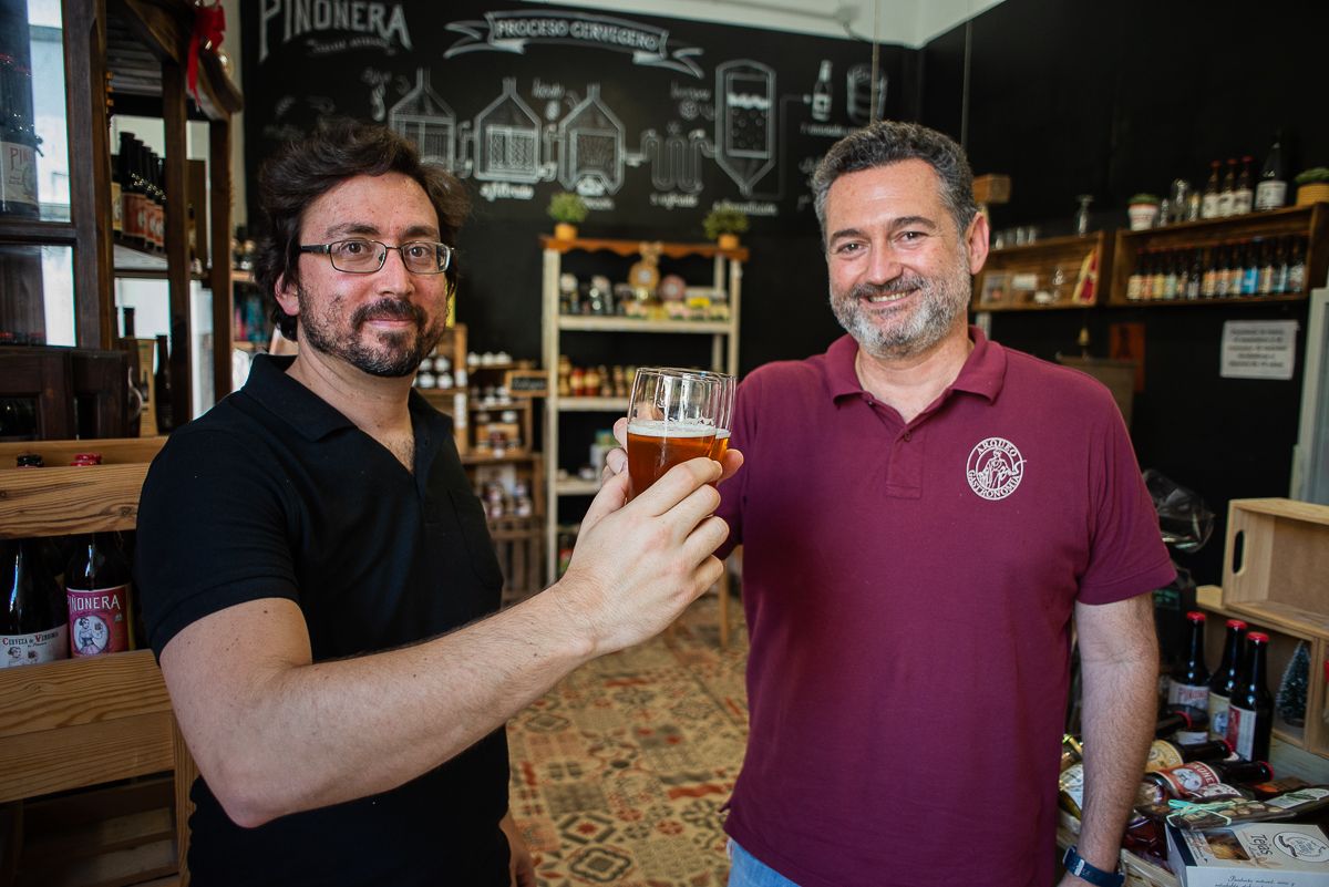 Israel Pérez y Manuel León brindan con cerveza Artemisa en la fábrica de La Piñonera en Puerto Real.