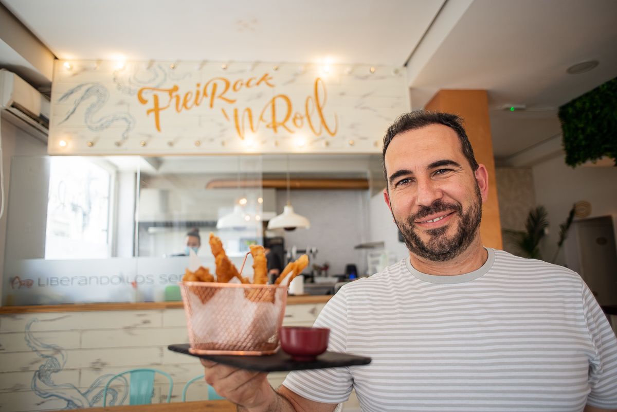 Miguel Muñoz con los churros de gallo en Amura Multibar de Puerto Real.