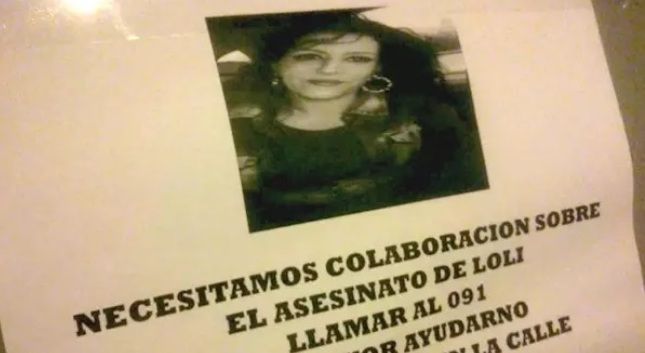 Un cartel de vecinos pidiendo ayuda para esclarecer el asesinato de Loli Ortiz.