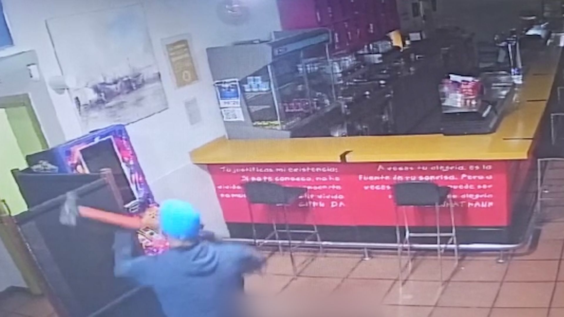La cámara de vigilancia durante el robo en uno de los establecimientos.