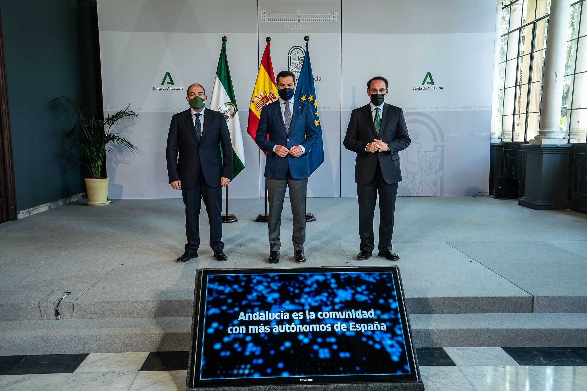 Moreno, Amor (ATA) y González de Lara (CEA), este miércoles en San Telmo, en un acto de apoyo a los autónomos.