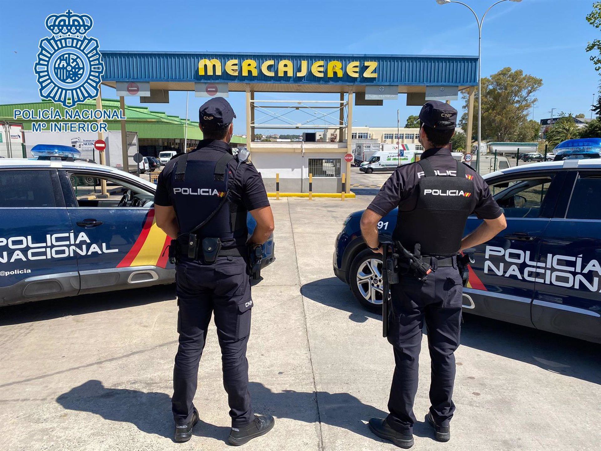 Dos agentes de Policía a las puertas de MercaJerez, donde se han producido un par de robos de la oleada que ha sufrido el polígono industrial El Portal.