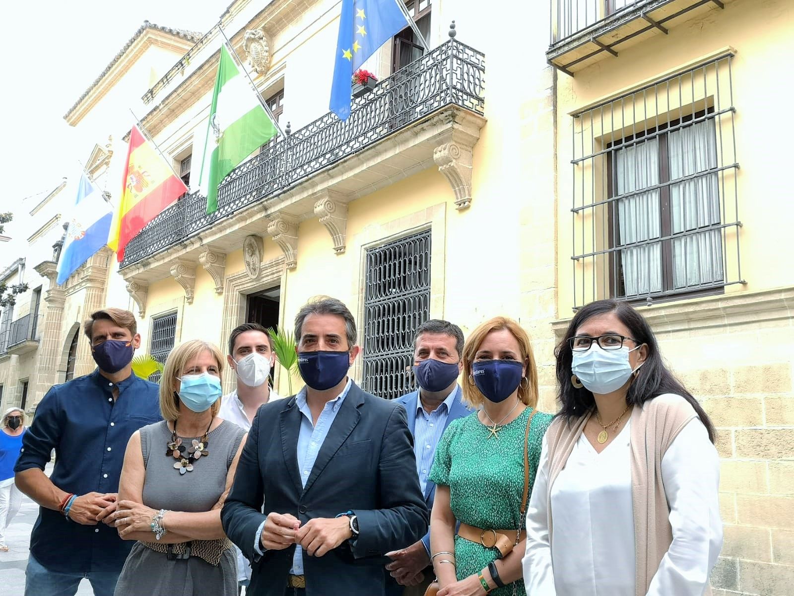 Saldaña, en el centro, con miembros del PP frente al Ayuntamiento.