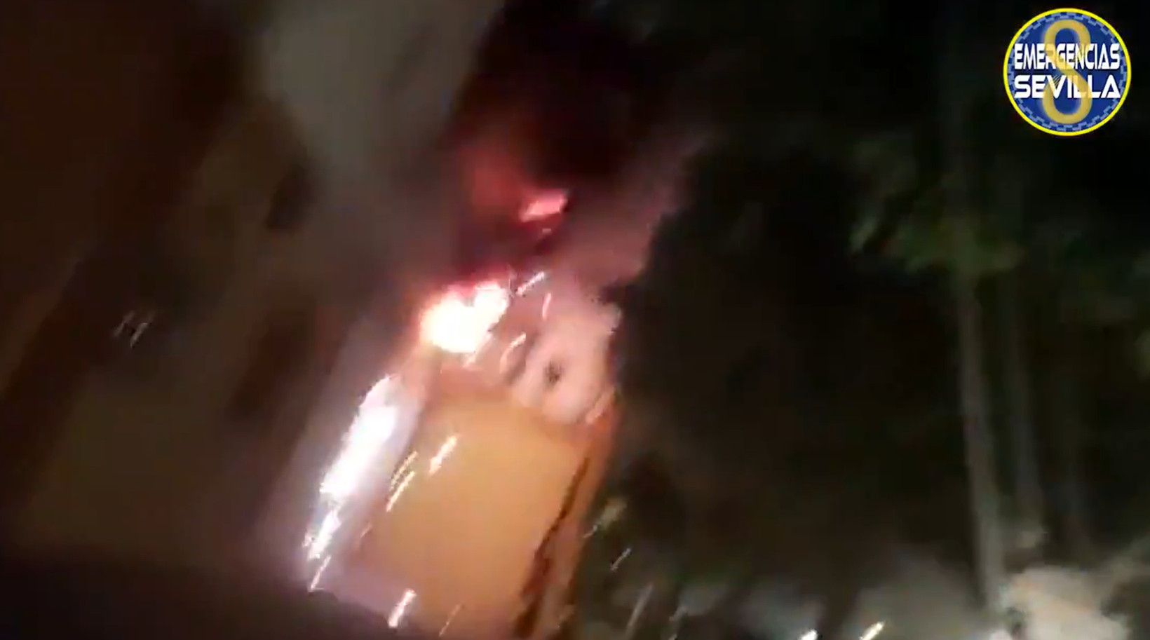 Un centro de transformación eléctrico sale ardiendo en una calle de Sevilla.