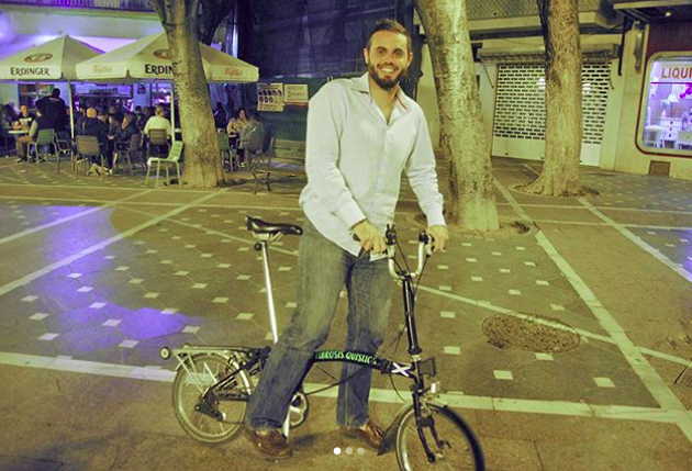 Juan Meira, con su bici plegable, días atrás en el centro de Jerez.