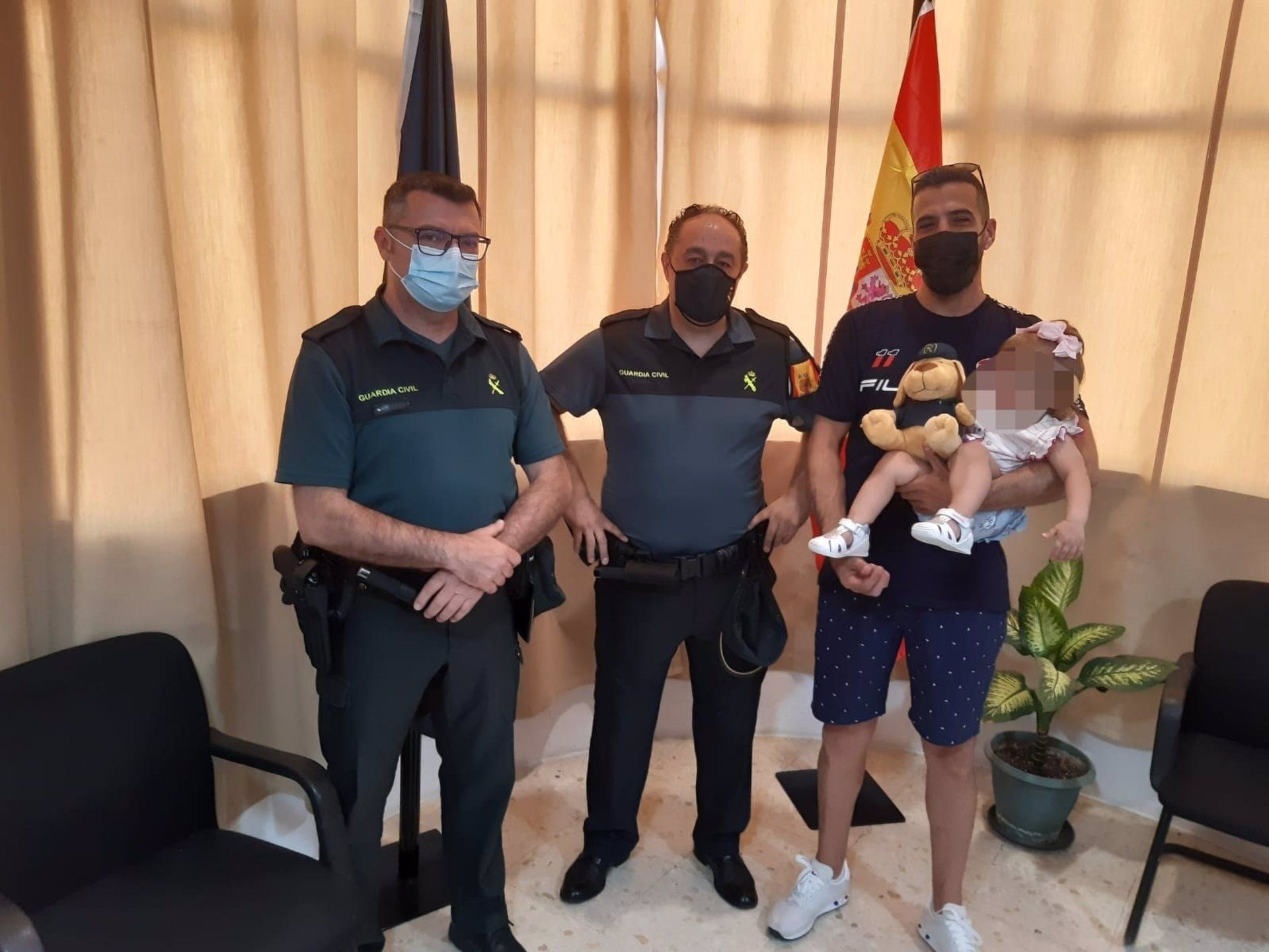 La Guardia Civil auxilia a una bebé que se ahogaba en una piscina desmontable.