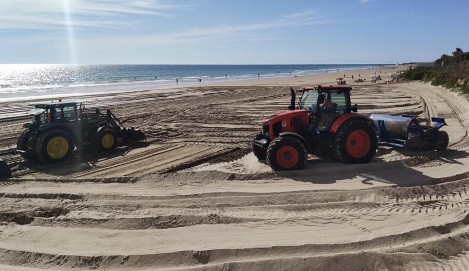 Trabajos en playas de Chipiona con vistas a la nueva temporada. AYUNTAMIENTO DE CHIPIONA