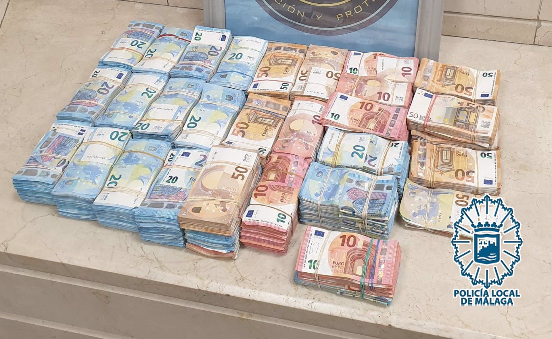 Los 304.120 euros en billetes que transportaba el conductor detenido.
