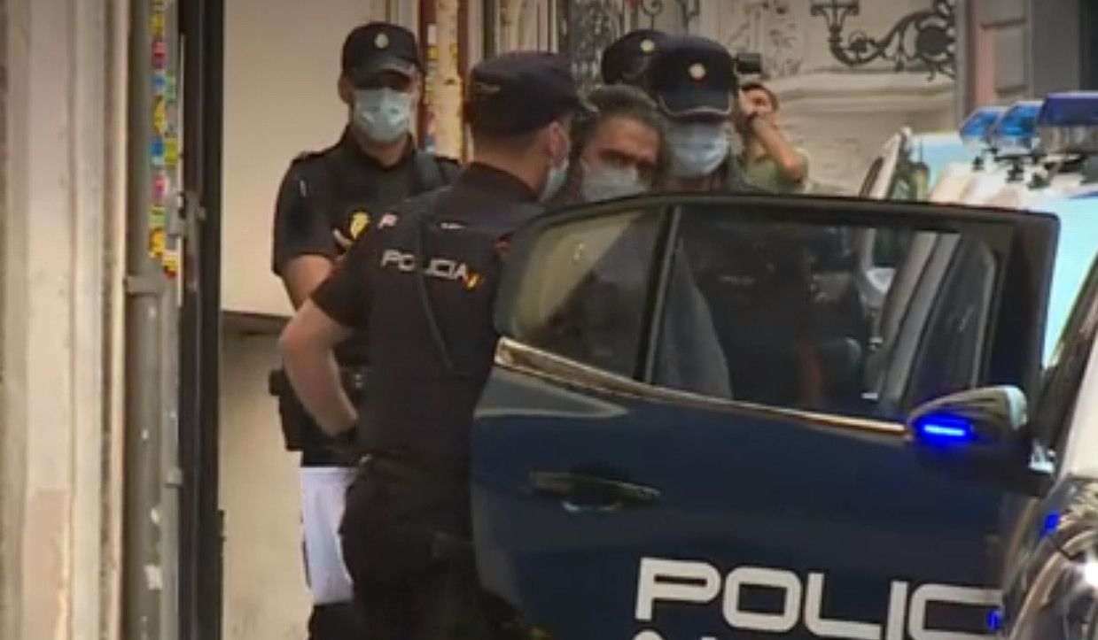 El Cigala, trasladado a un coche policial este jueves.