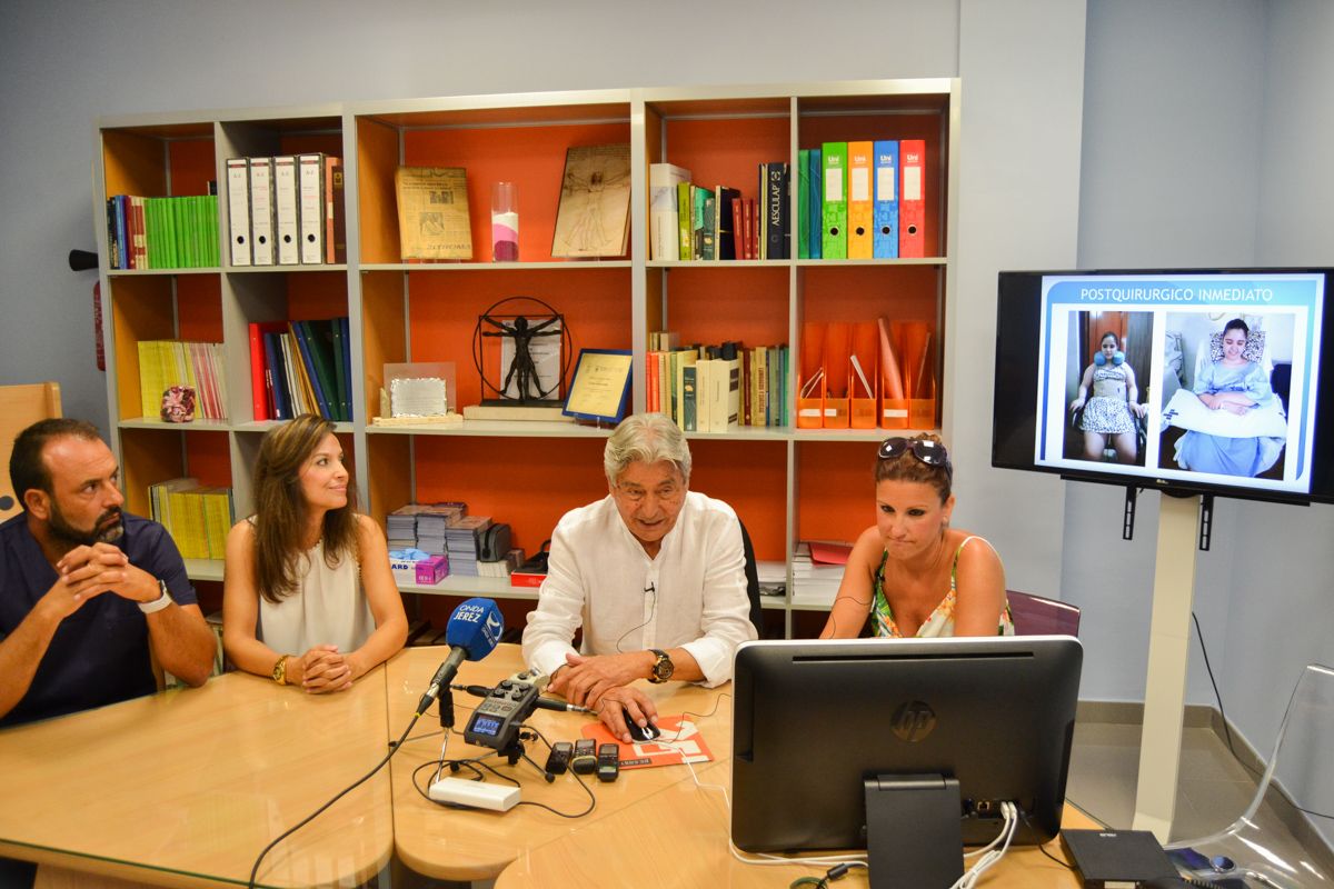 El doctor Mario Velarde, acompañado de su equipo, junto con la madre de Alba, Carolina Pacheco, durante la rueda de prensa. FOTO: CLAUDIA GONZÁLEZ ROMERO. 