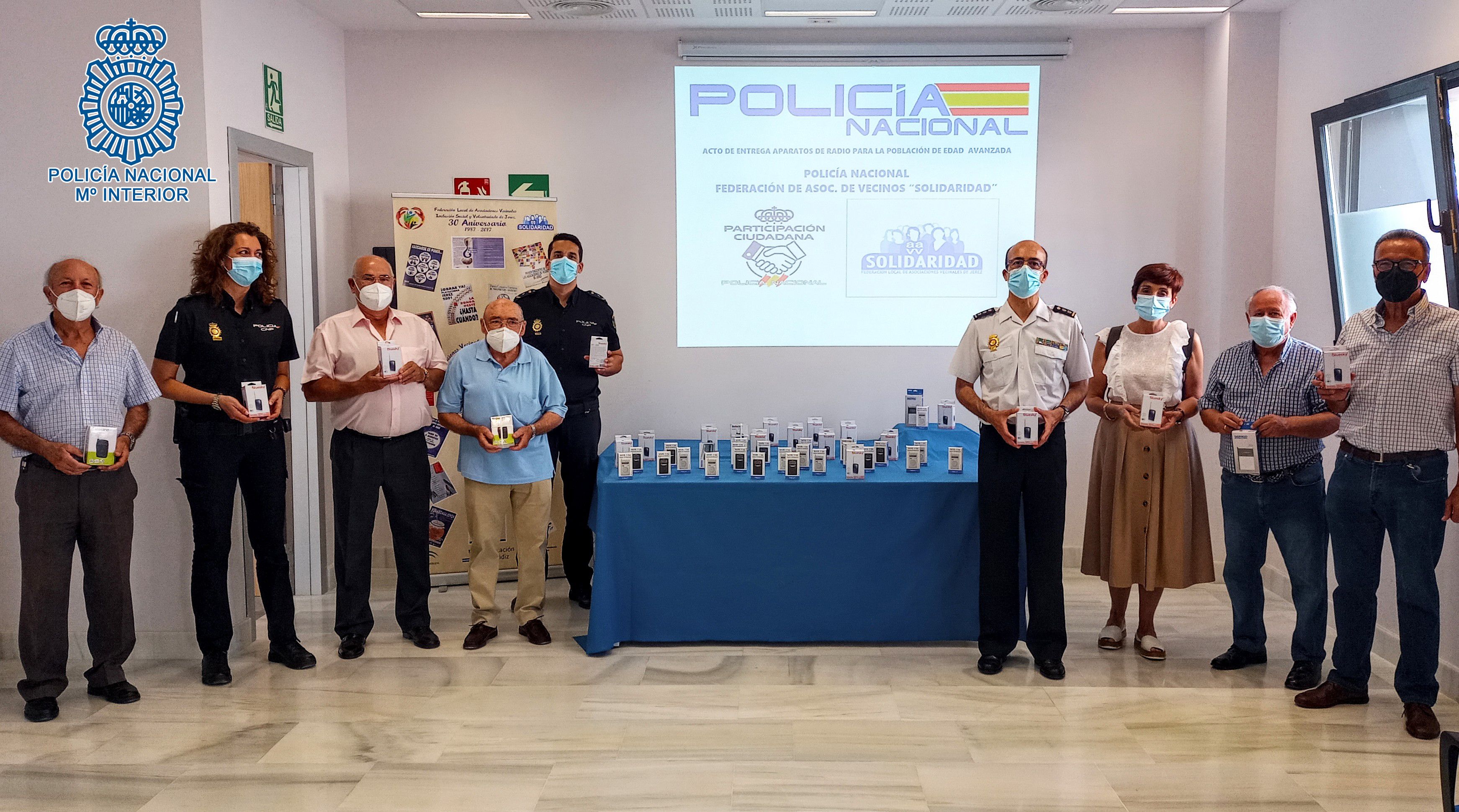 Policías y vecinos jerezanos donan 50 aparatos de radio portátiles para mayores en riesgo de exclusión