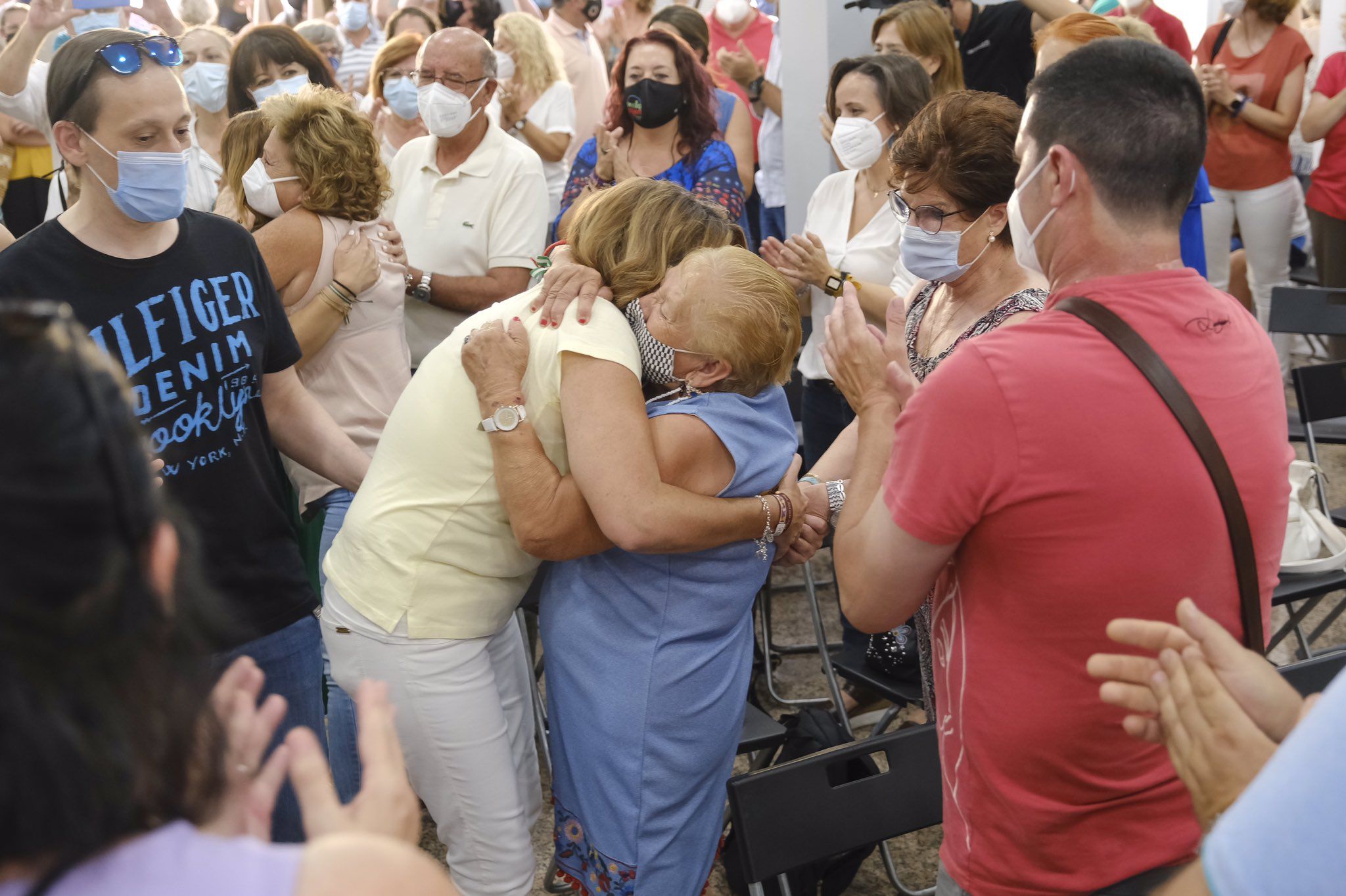 Susana Díaz se abraza a una simpatizante en un acto en Alcalá de Guadaíra. 