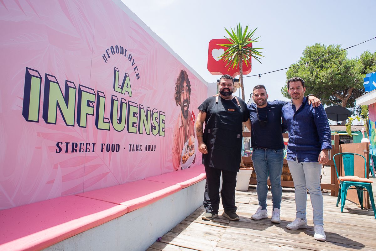 El lugar donde se chupan los dedos y postean los 'foodlovers' está en La Barrosa. José Alberto, Lolo y Jaime, en días pasados, en la enorme terraza de La Influense.