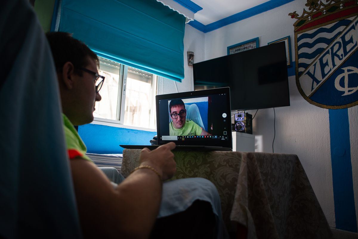 Fernando España, en su habitación, donde graba los vídeos para YouTube.