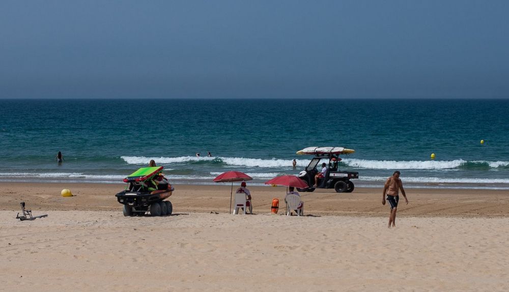 LA BARROSA COMIENZO TEMPORADA PLAYA VERANO CRUZ ROJA SALVAMENTO CALOR 16