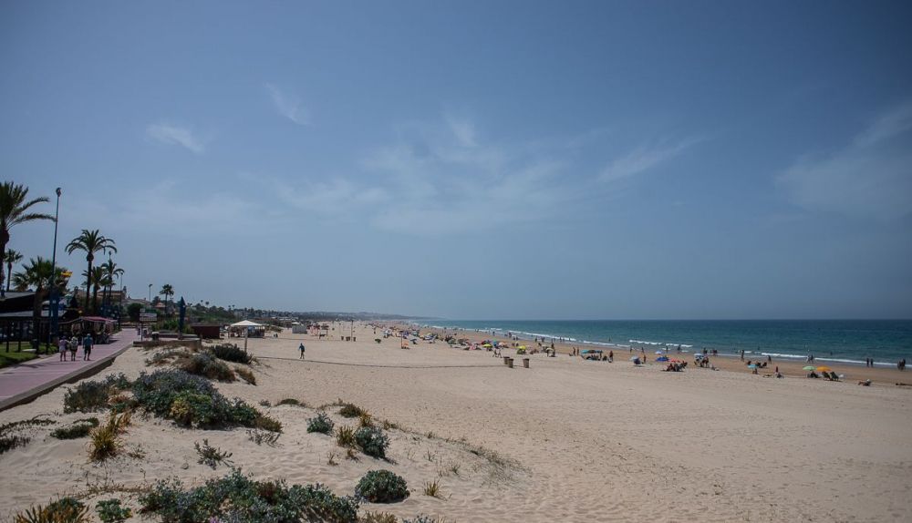 LA BARROSA COMIENZO TEMPORADA PLAYA VERANO CRUZ ROJA SALVAMENTO CALOR 20