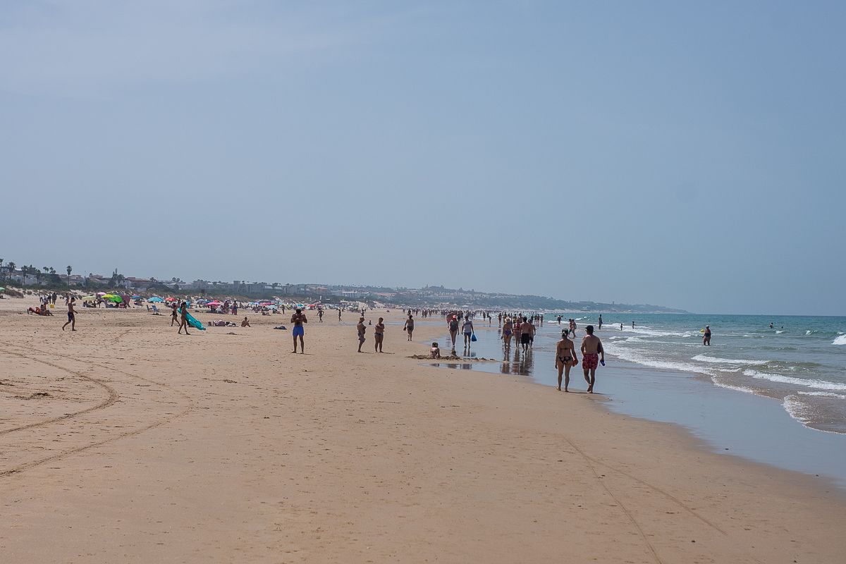 Bañistas en la playa de La Barrosa de Chiclana, uno de los municipios turísticos de Cádiz.