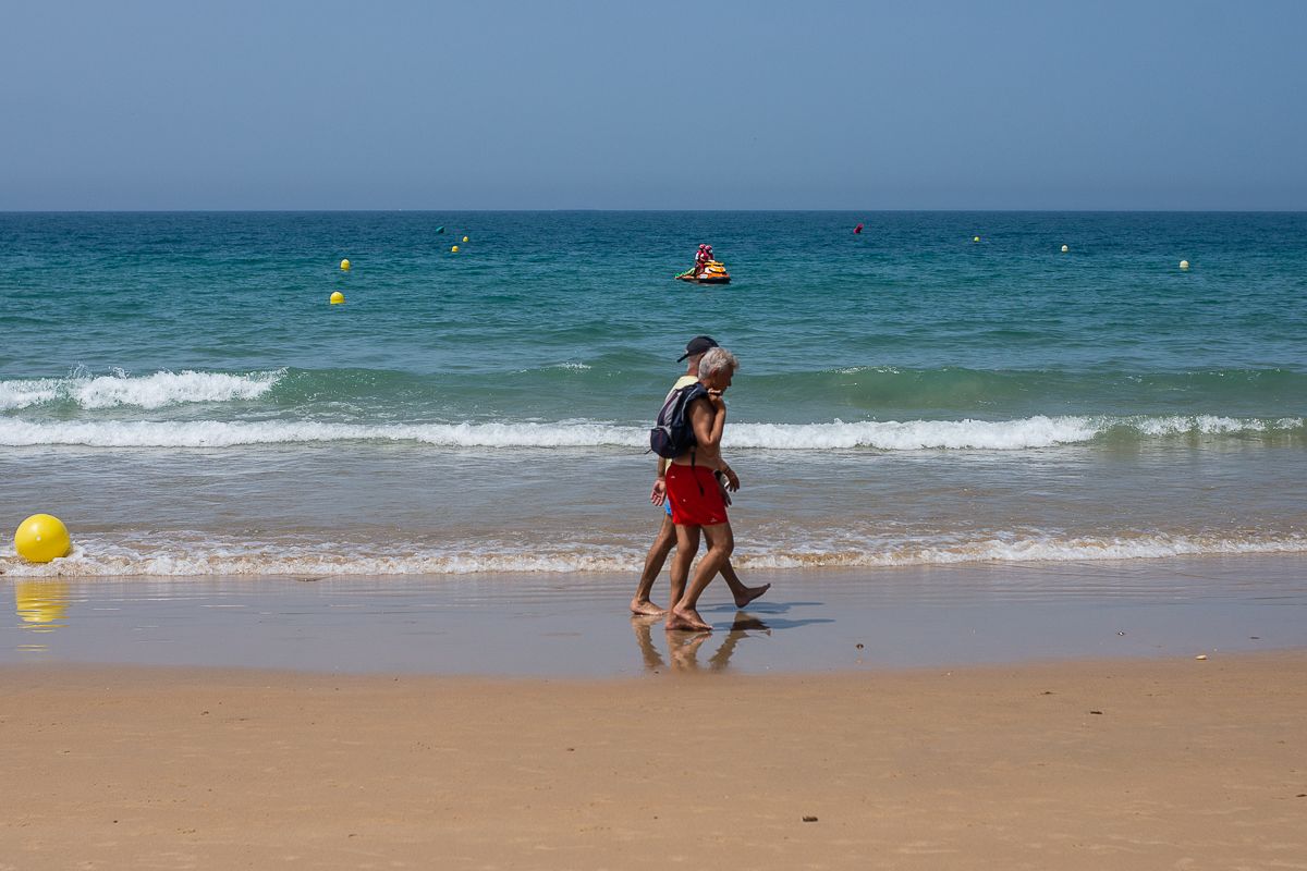 Bañistas en la playa de La Barrosa de Chiclana.
