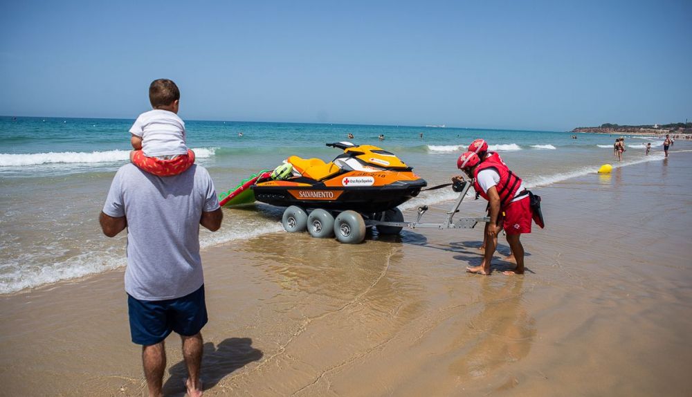 LA BARROSA COMIENZO TEMPORADA PLAYA VERANO CRUZ ROJA SALVAMENTO CALOR 31