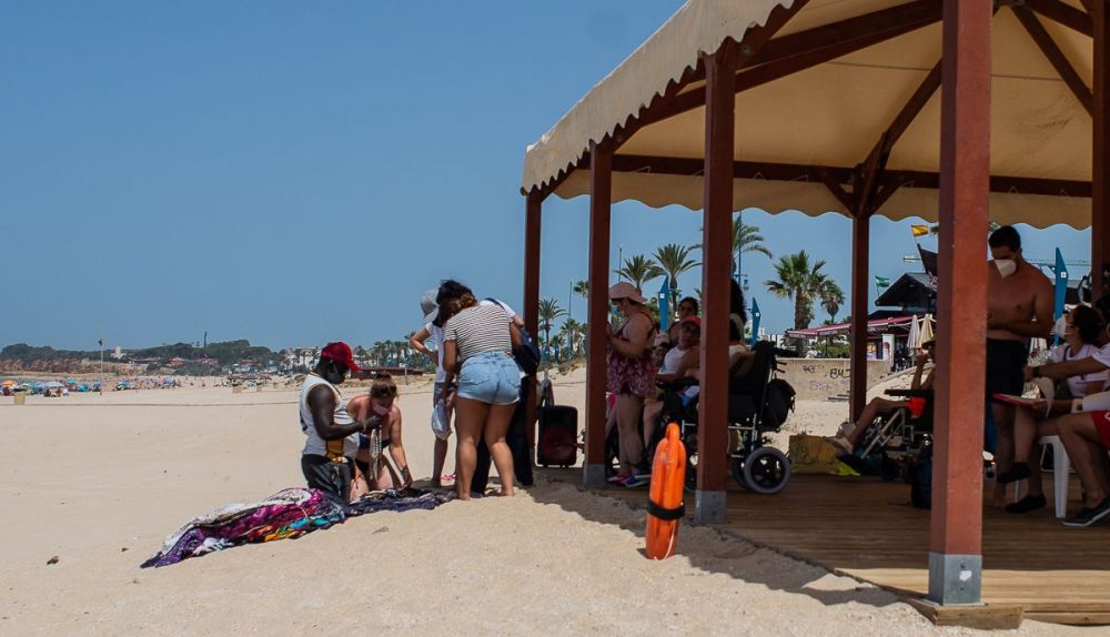 LA BARROSA COMIENZO TEMPORADA PLAYA VERANO CRUZ ROJA SALVAMENTO CALOR 33