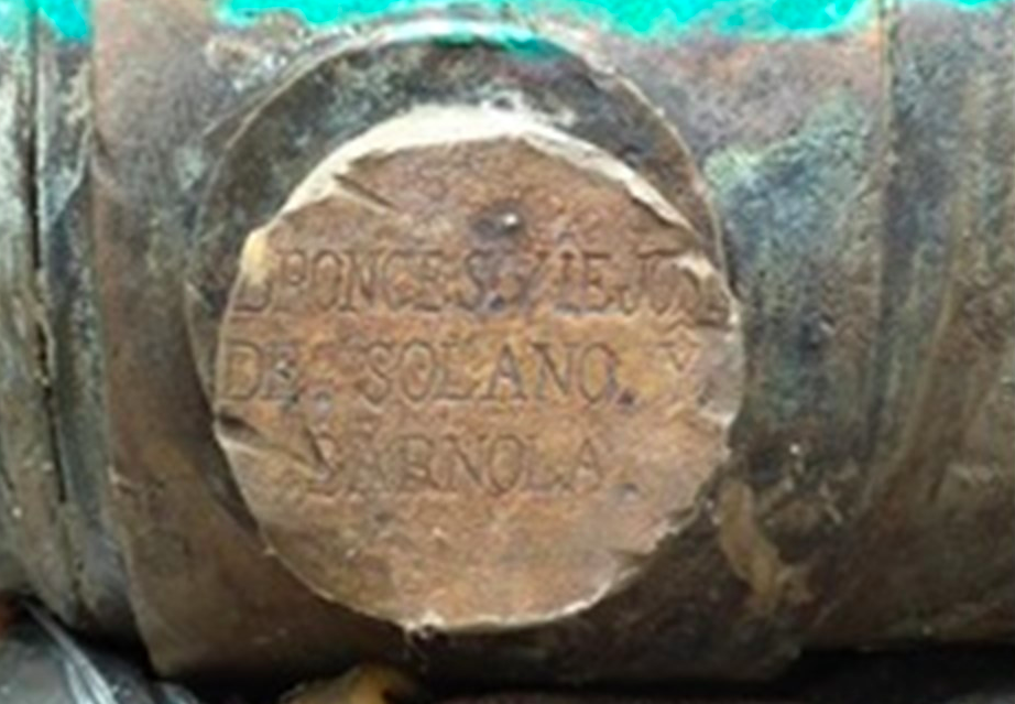 El obús encontrado en el muelle de Cádiz.