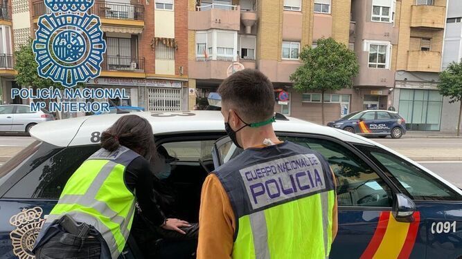 Agentes de Policía Nacional, con un detenido en Sevilla.