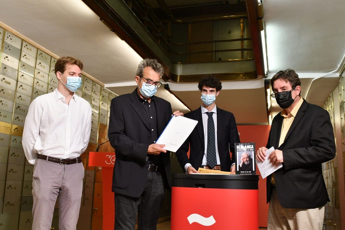 El director del Cervantes, Luis García Montero, y el presidente de la Academia de Cine, Mariano Barroso, con el guión inédito de Berlanga.