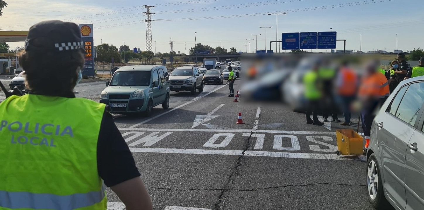La Policía Local de Sevilla y servicios de emergencias, en el lugar del accidente.