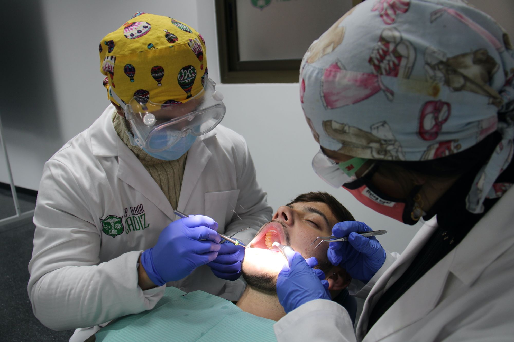 Estudiantes de Albor Cádiz durante una inspección bucodental.
