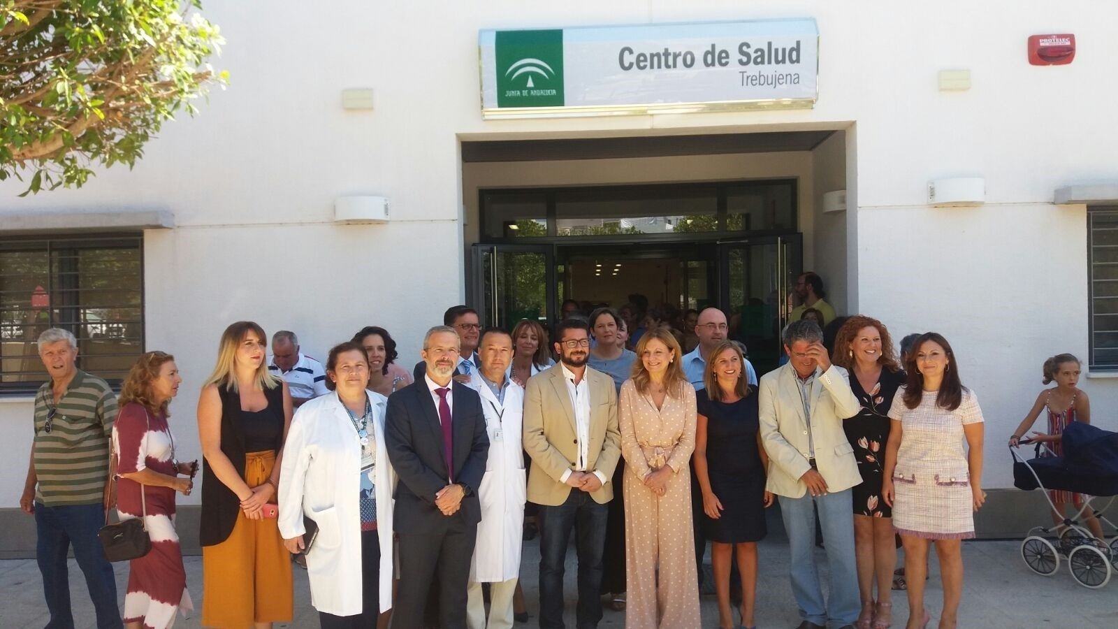 Foto de familia tras la inauguración del centro de salud. FOTO: JUNTA DE ANDALUCÍA.