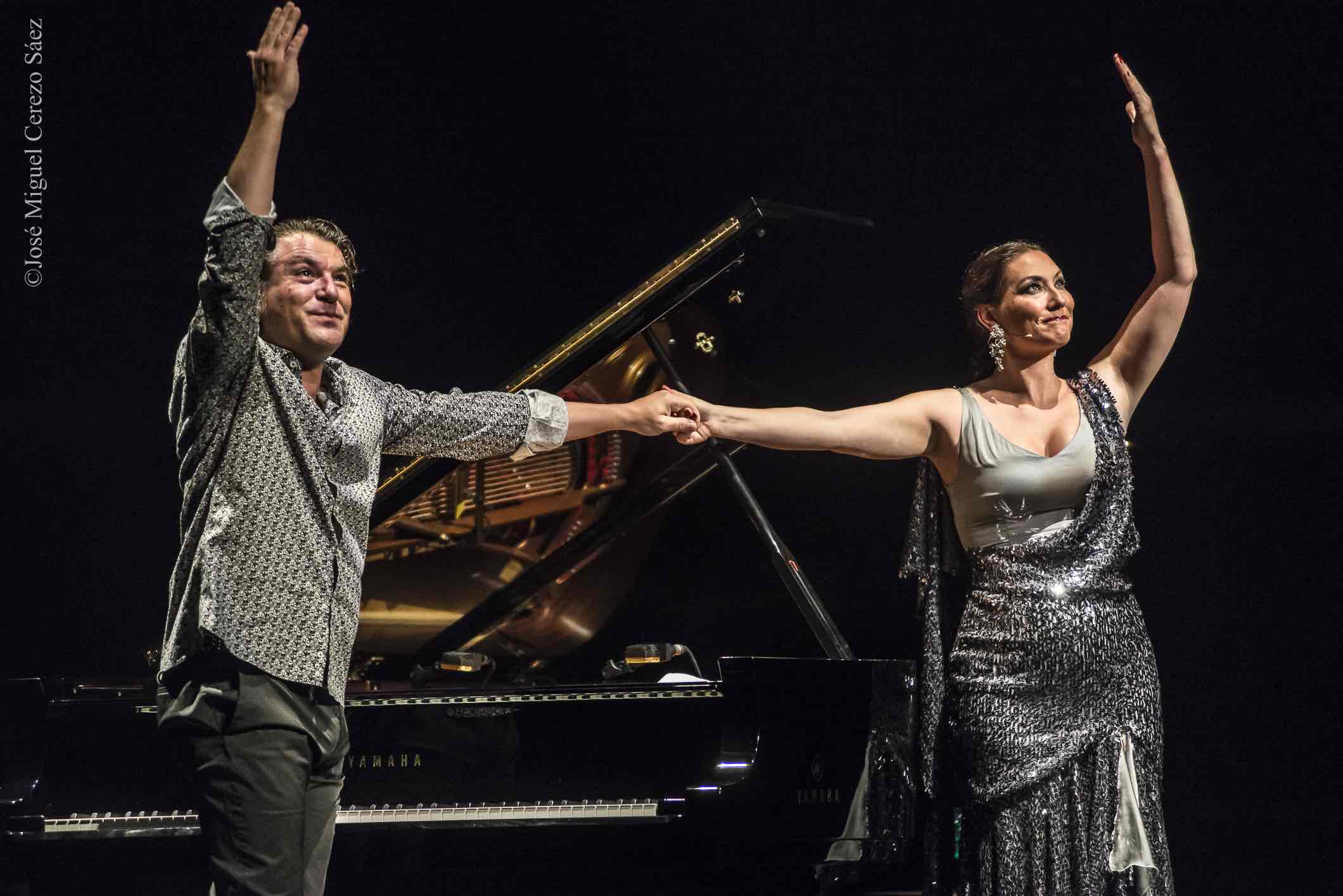 Dorantes y Marina Heredia saludan al público de uno de sus conciertos. FOTO: JOSÉ MIGUEL CEREZO SÁEZ (Tomares.es)