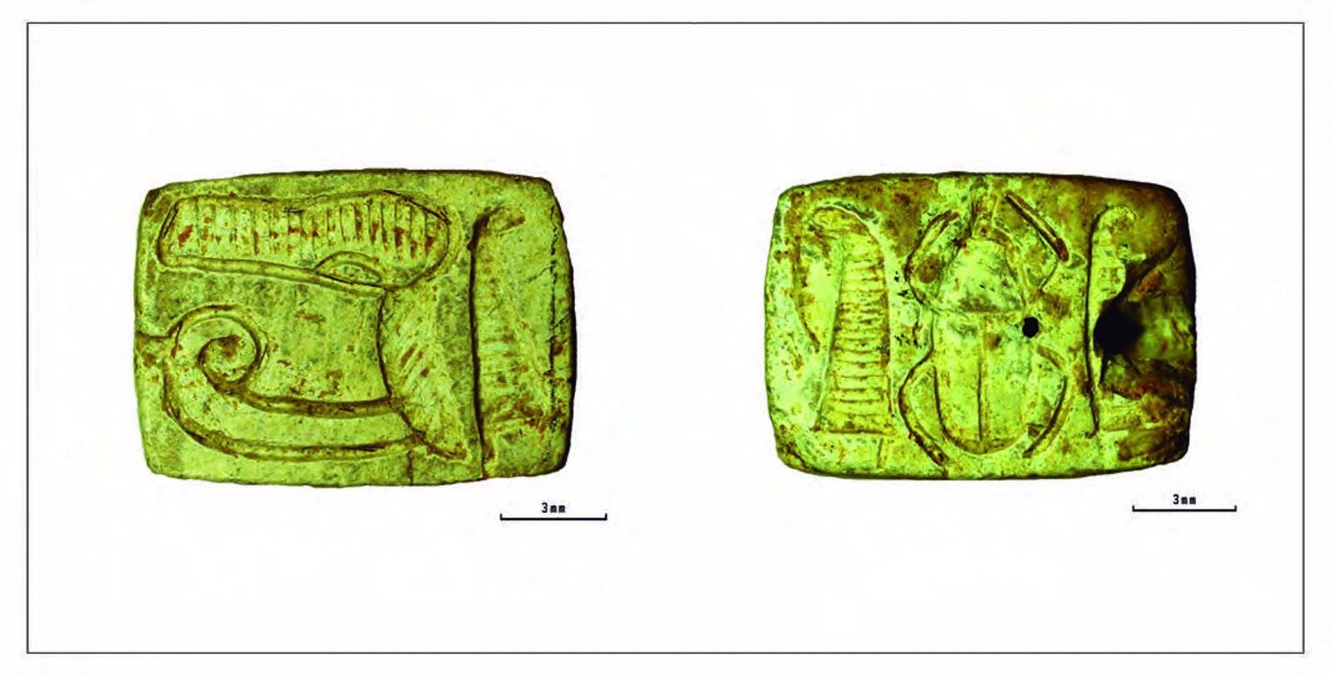 Restos óseos en dos ánforas fenicias, "excepcional" hallazgo en la necrópolis de Carmona. En la imagen, placa de marfil con motivos egipcios.