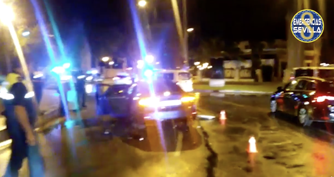 Herido un empleado de Lipasam en Sevilla al salir disparada la rueda de un vehículo que huyó de un control de alcoholemia. EMERGENCIAS SEVILLA