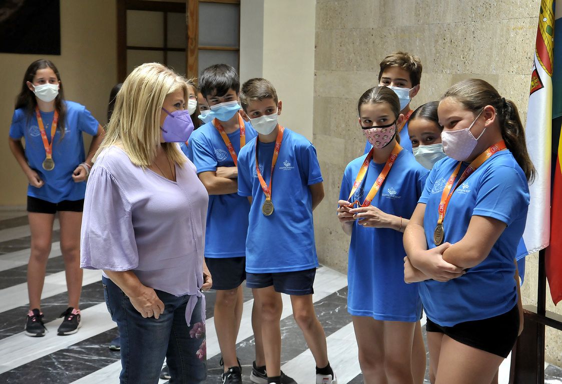 La alcaldesa felicita al CEIP Ciudad de Jerez como campeones de la Miniolimpiada Escolar de Andalucía.
