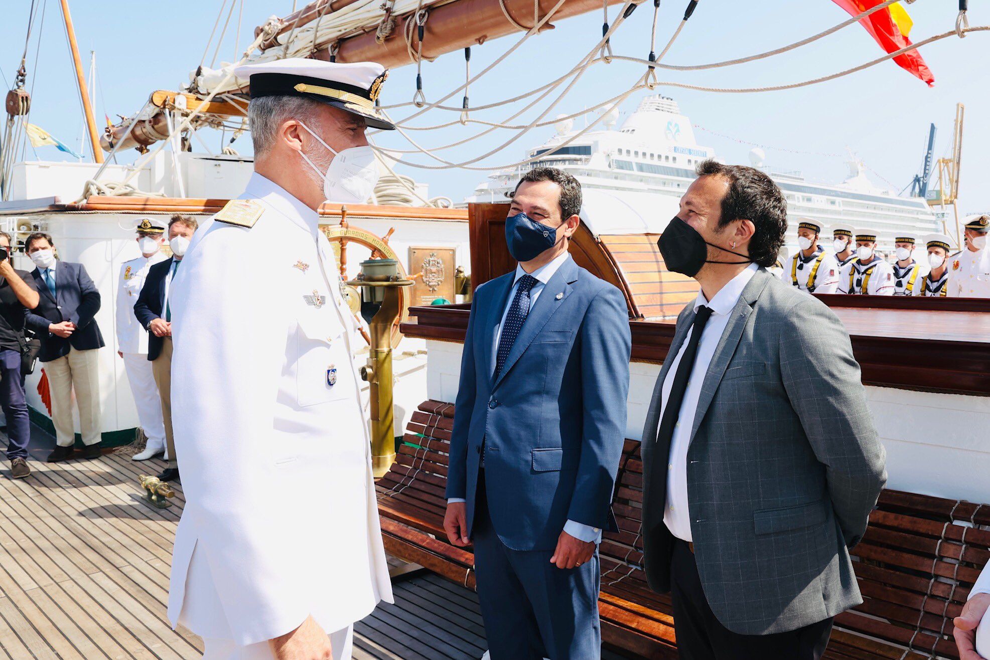 El rey Felipe VI saluda al alcalde de Cádiz, en presencia del presidente de la Junta. CASA REAL