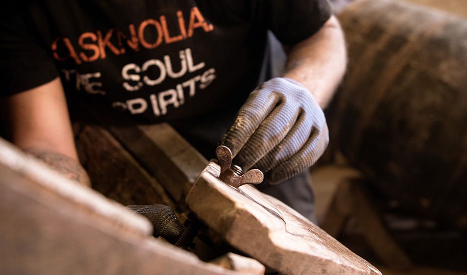 Un trabajador de la empresa Tonelería del Sur trabaja en la restauración de un barril.