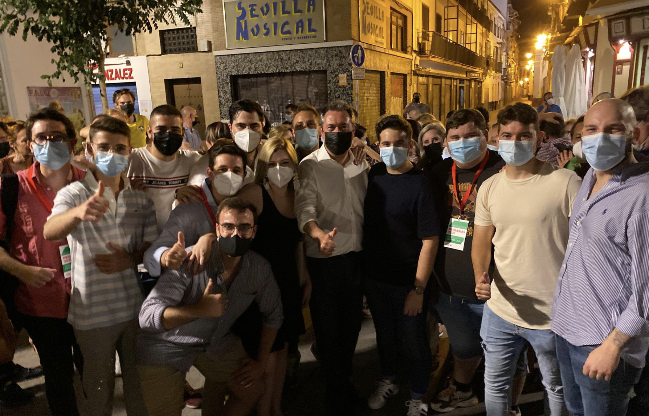 Juan Espadas, con jóvenes socialistas, anoche en Sevilla tras conocer su victoria en las primarias del PSOE-A.