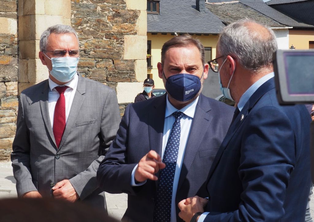 José Luis Ábalos, en su etapa de ministro, portando mascarillas varias personas.