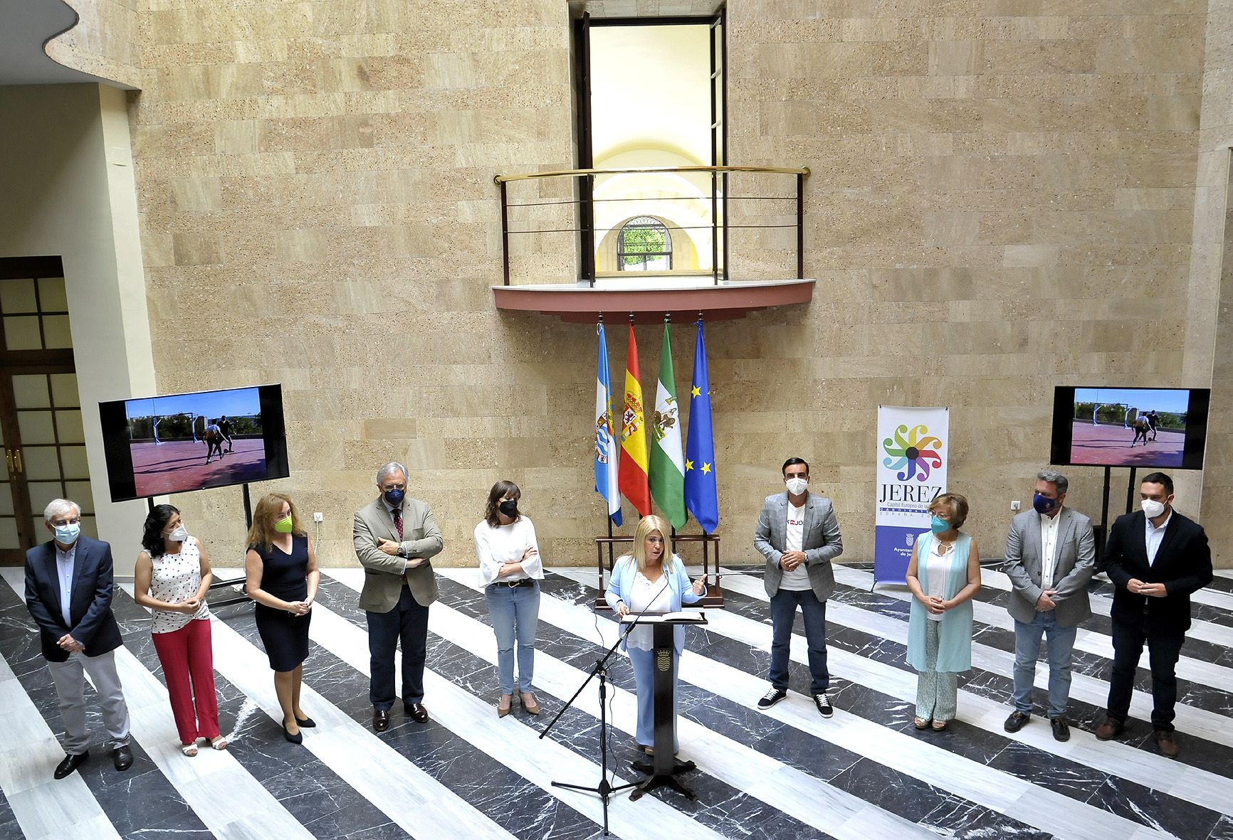 Comparecencia de Mamen Sánchez, junto a todo su equipo de gobierno, en el ecuador del actual mandato, este lunes en el Ayuntamiento de Jerez.