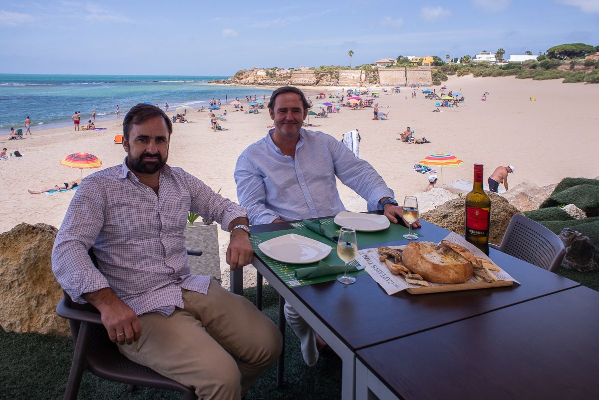 Carlos Saura y Pedro Osborne en una de las mesas de la terraza de Crefondue en El Puerto.