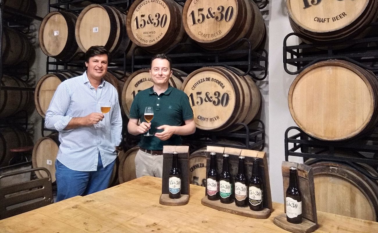 Francisco Galán, director técnico de la cerveza 15&30, junto al teniente de alcaldesa Santiago Galván.